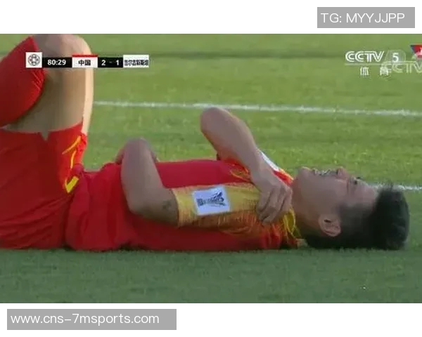 足球受伤图片展示运动员在比赛中受伤的瞬间与康复过程的真实记录